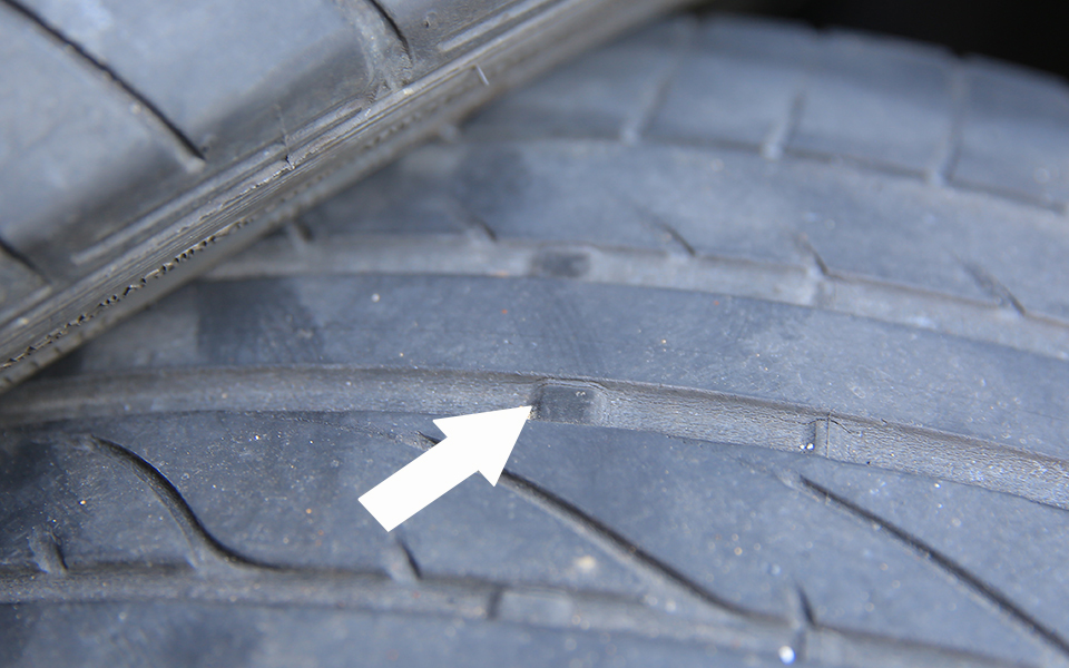 画像あり】タイヤのスリップサイン確認方法と車検通過の限界残り溝 