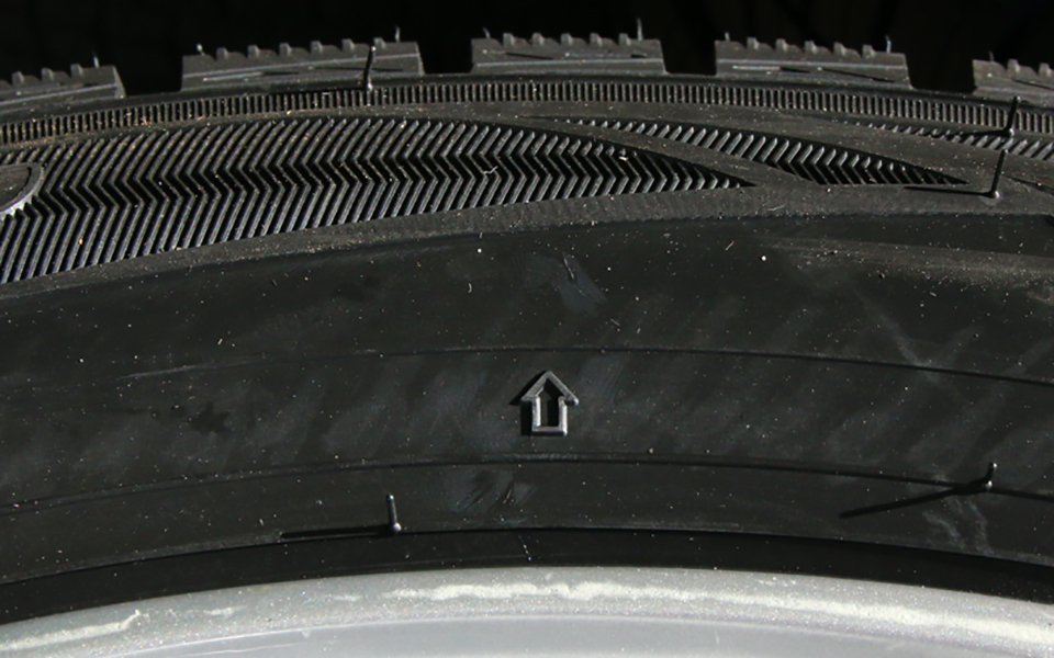 画像あり】タイヤのスリップサイン確認方法と車検通過の限界残り溝 