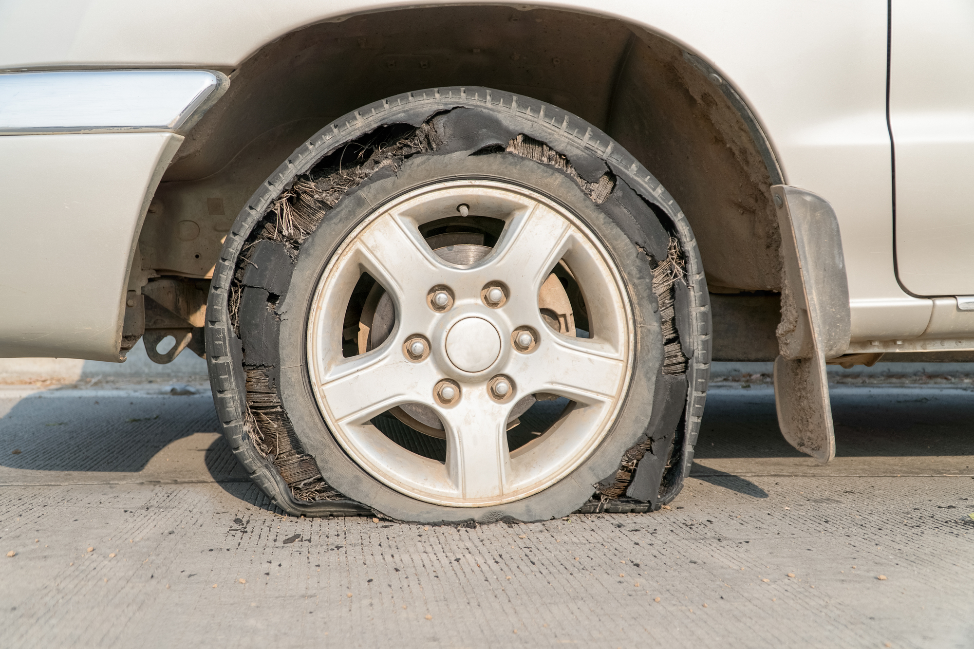 タイヤをバーストさせないために 前兆を知らせる症状と事前の対処法とは Fordrivers