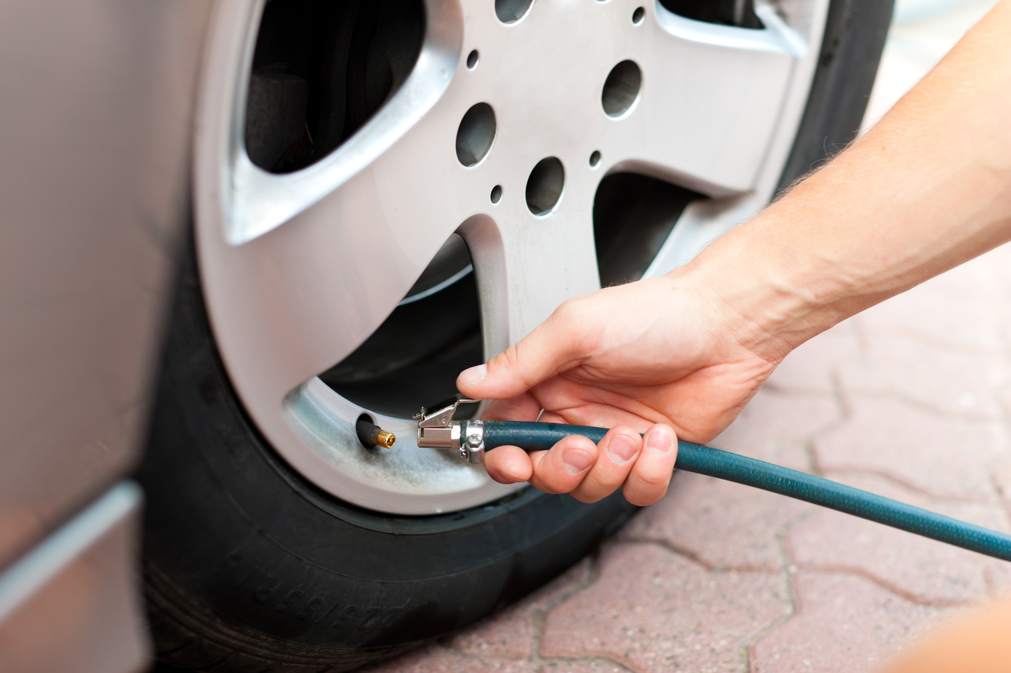 タイヤの空気入れはどこでできる おすすめの方法と空気圧チェックの重要性 Fordrivers