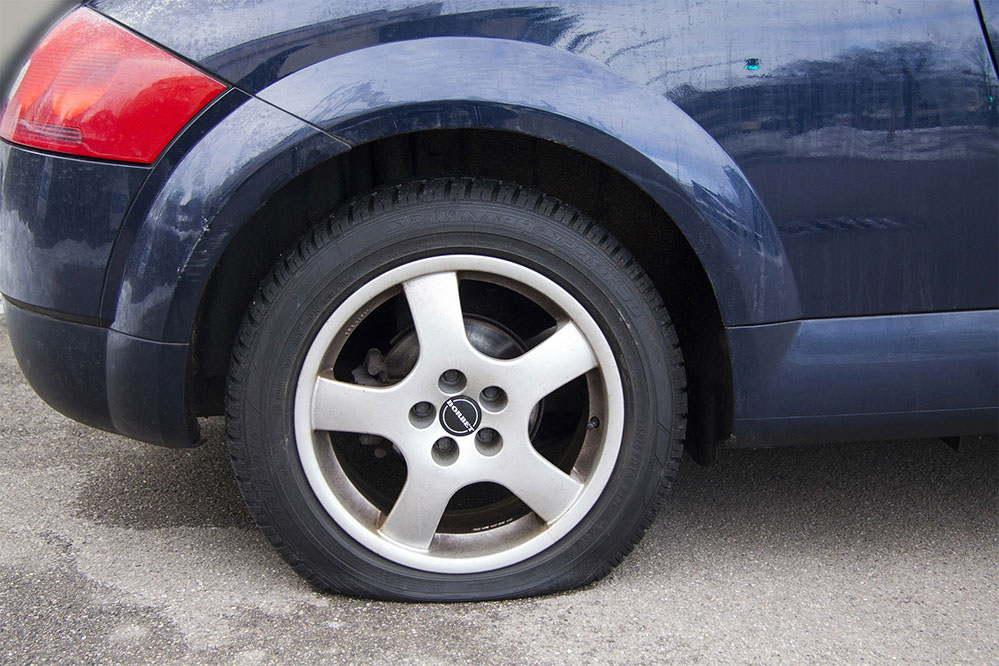 タイヤのパンクによる危険性と深刻なダメージ