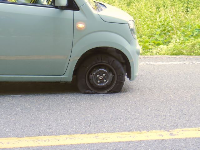 タイヤパンク 交換 パンク時のタイヤ交換方法は1本でも可能 自力での交換から業者への依頼まで Fordrivers