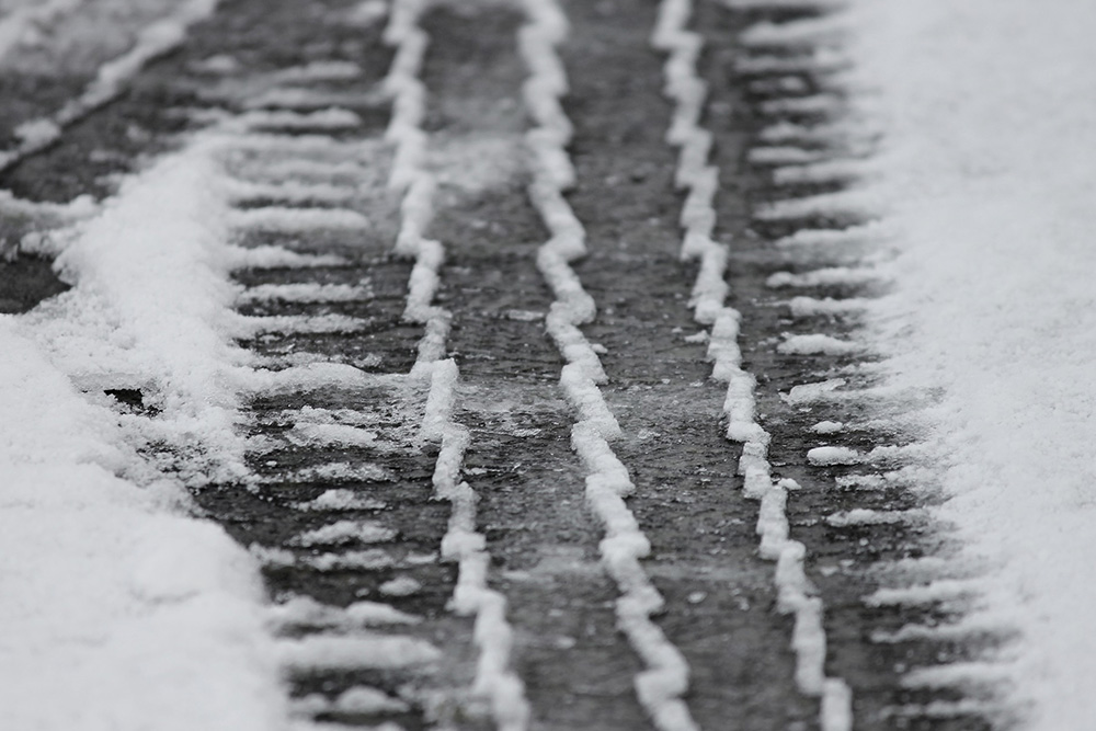 雪上走行と氷上走行の違い|冬到来前に確認したい！スタッドレスタイヤ購入で注意点すべきポイント